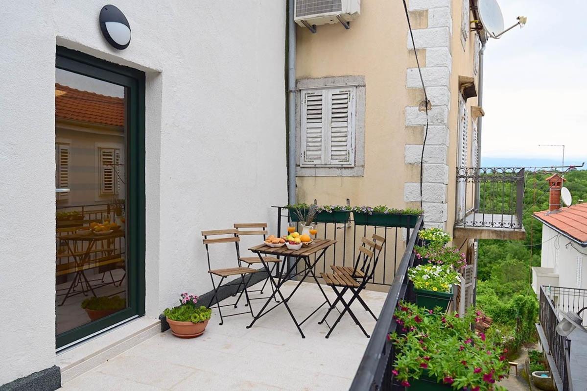 Apartment D & Studio L Dobrinj Exterior photo